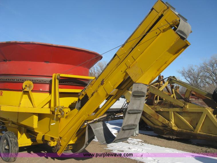 image for item K2763 HayBuster Big Bite H1000 tub grinder