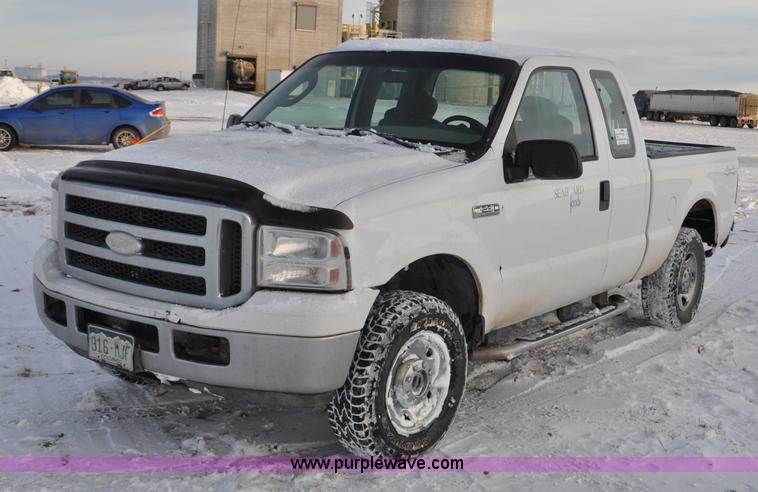 image for item F2170 2005 Ford F250 Super Duty XLT SuperCab pickup truck