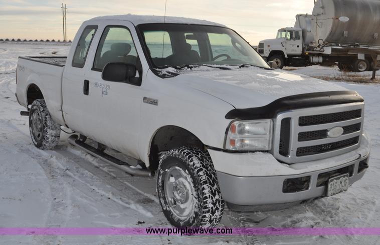 image for item F2170 2005 Ford F250 Super Duty XLT SuperCab pickup truck