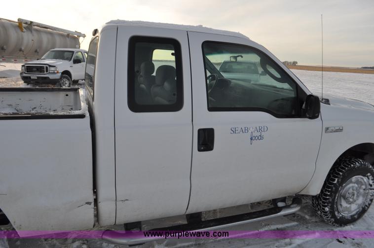 image for item F2170 2005 Ford F250 Super Duty XLT SuperCab pickup truck