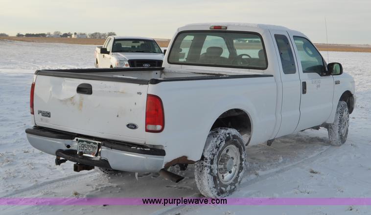 image for item F2171 2004 Ford F250 Super Duty SuperCab pickup truck