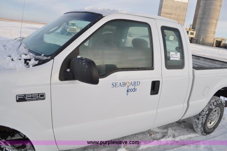 image for item F2171 2004 Ford F250 Super Duty SuperCab pickup truck