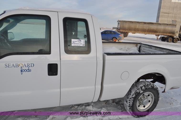 image for item F2171 2004 Ford F250 Super Duty SuperCab pickup truck
