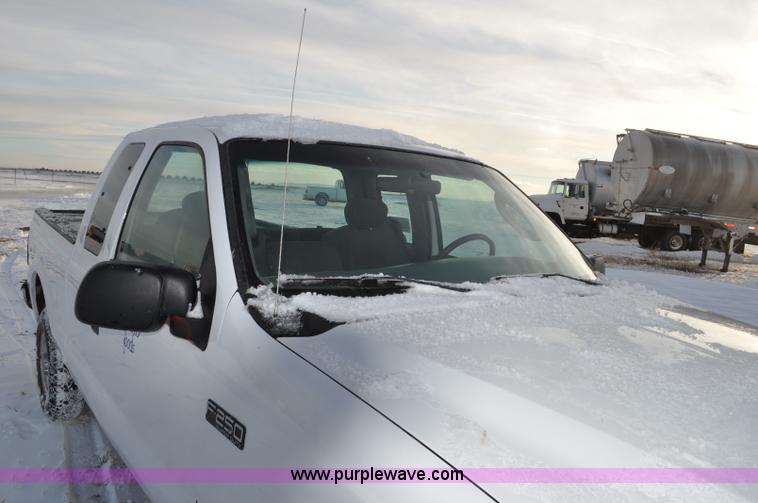 image for item F2171 2004 Ford F250 Super Duty SuperCab pickup truck