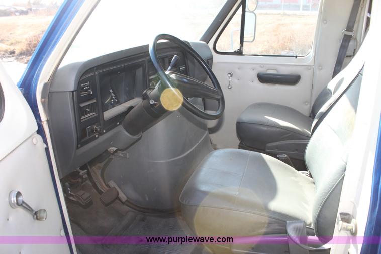 image for item H2006 1989 Ford Econoline E350 bus