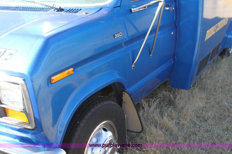 image for item H2006 1989 Ford Econoline E350 bus