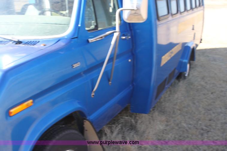 image for item H2006 1989 Ford Econoline E350 bus
