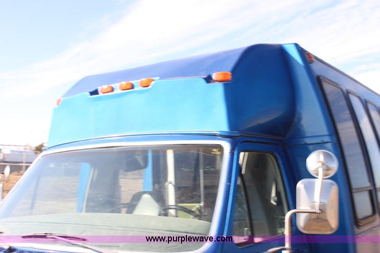 image for item H2006 1989 Ford Econoline E350 bus