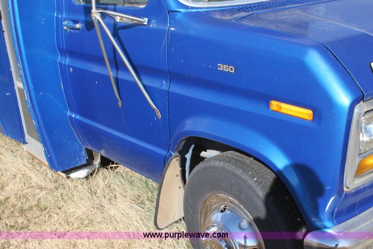 image for item H2006 1989 Ford Econoline E350 bus