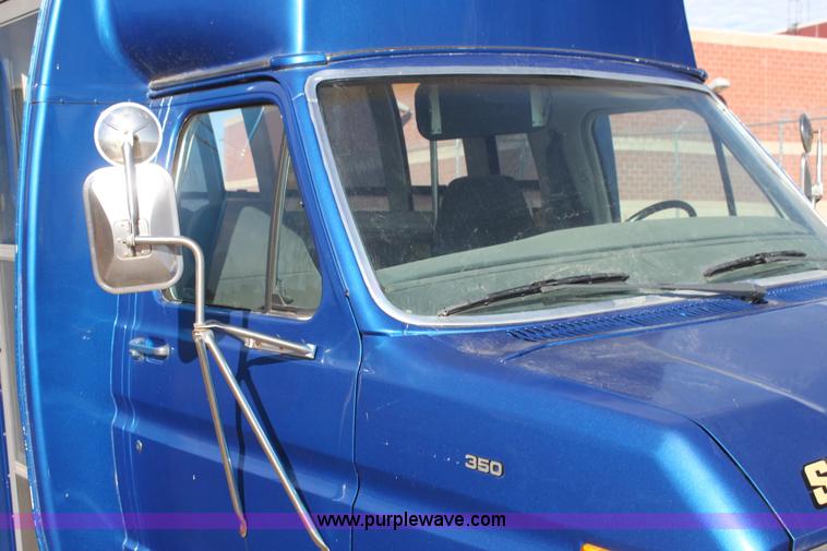 image for item H2006 1989 Ford Econoline E350 bus