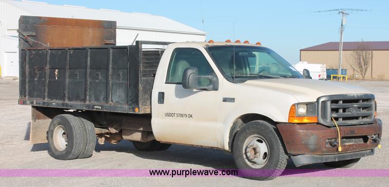 image for item H5972 2001 Ford F350 Super Duty flatbed pickup truck
