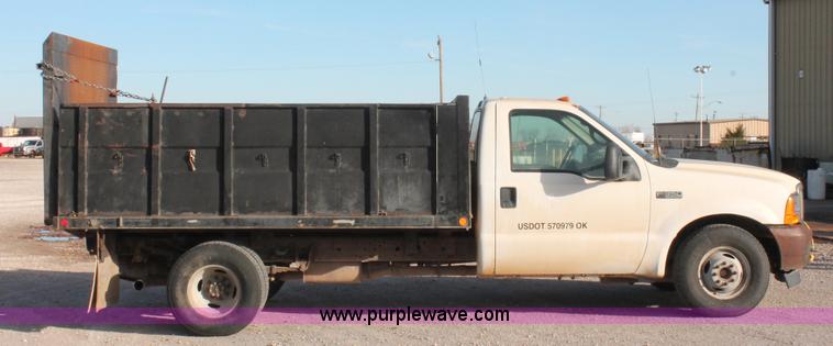 image for item H5972 2001 Ford F350 Super Duty flatbed pickup truck