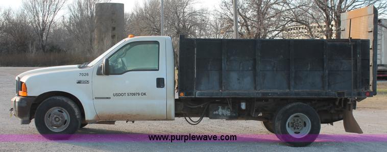 image for item H5972 2001 Ford F350 Super Duty flatbed pickup truck