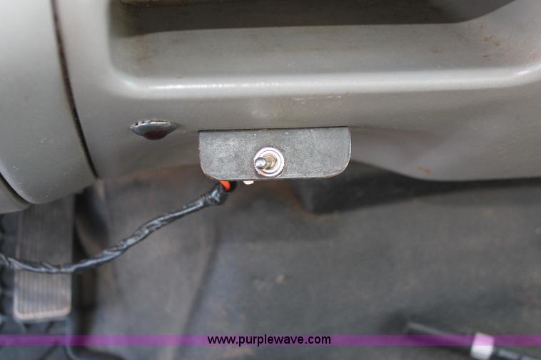 image for item H5972 2001 Ford F350 Super Duty flatbed pickup truck