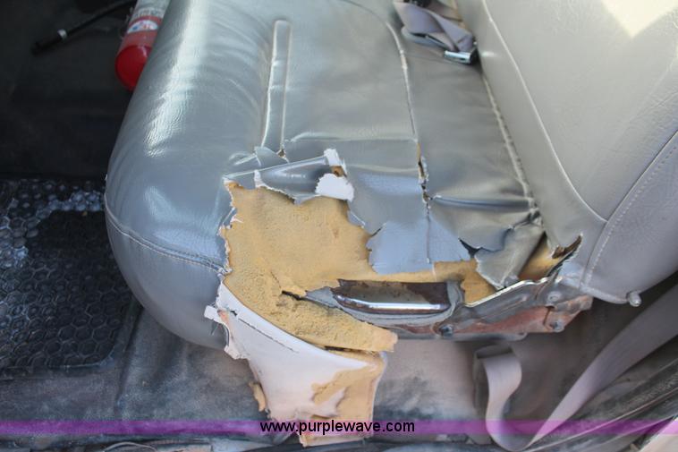 image for item H5972 2001 Ford F350 Super Duty flatbed pickup truck