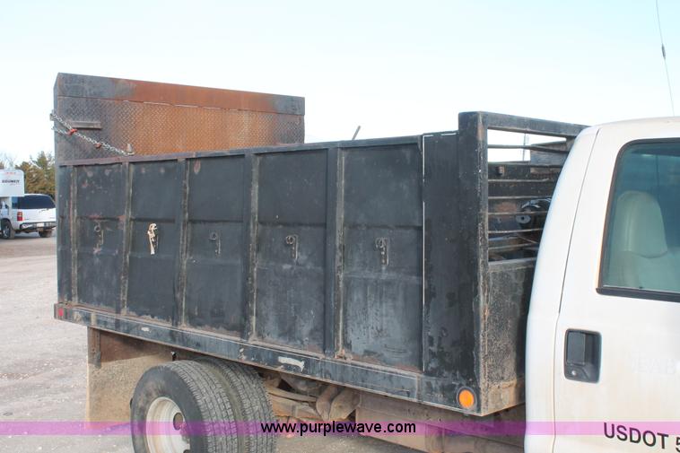 image for item H5972 2001 Ford F350 Super Duty flatbed pickup truck