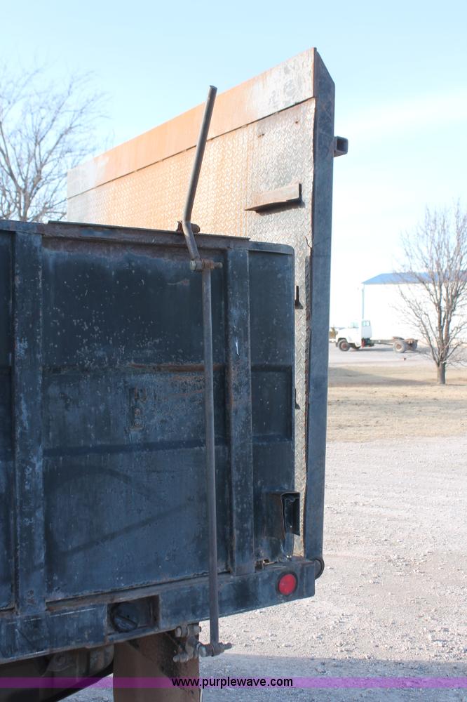 image for item H5972 2001 Ford F350 Super Duty flatbed pickup truck