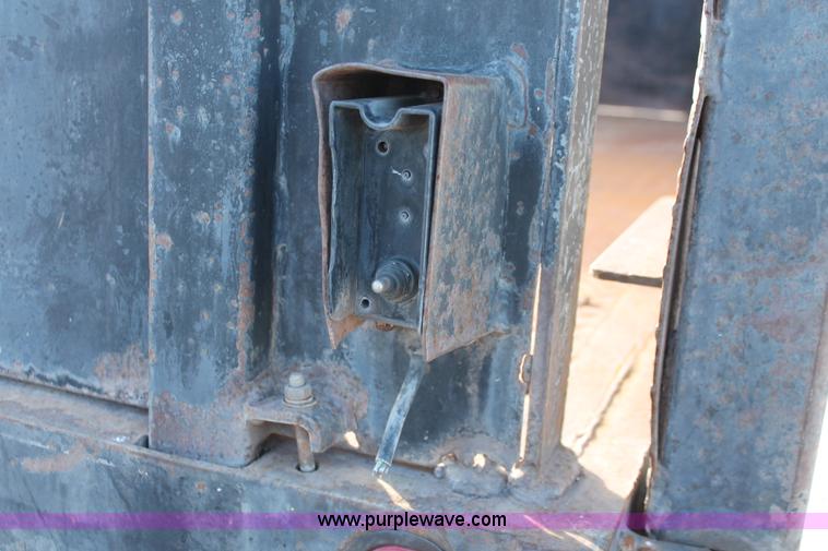 image for item H5972 2001 Ford F350 Super Duty flatbed pickup truck