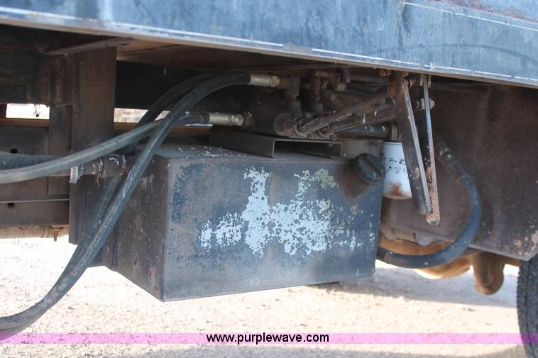 image for item H5972 2001 Ford F350 Super Duty flatbed pickup truck