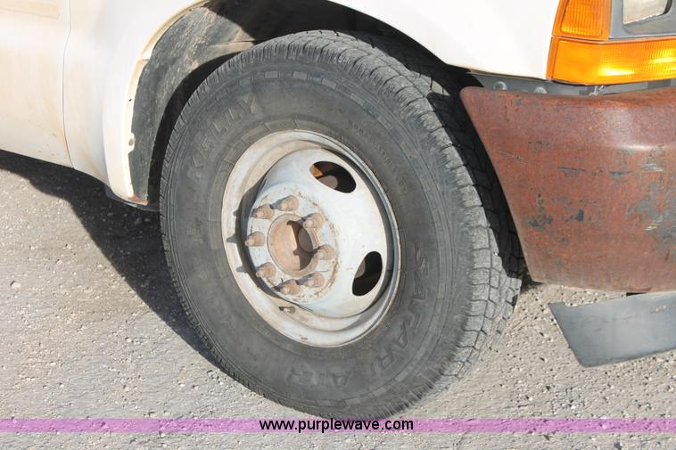 image for item H5972 2001 Ford F350 Super Duty flatbed pickup truck