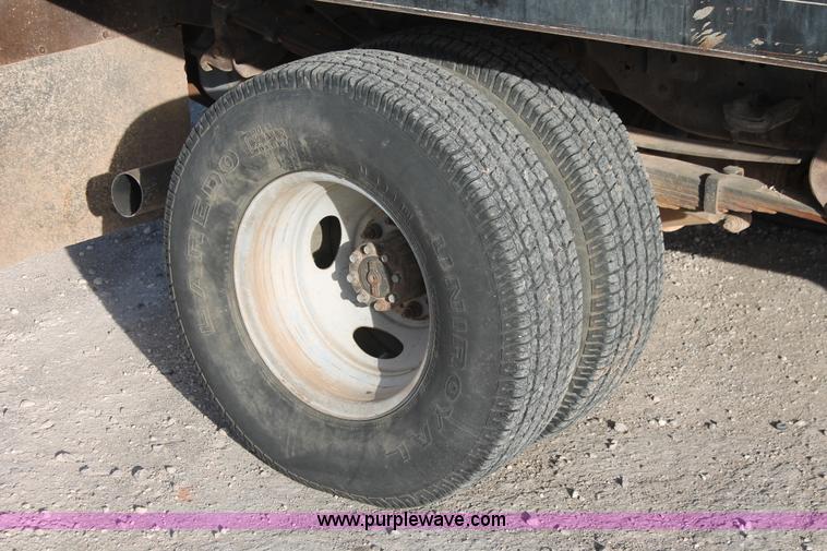 image for item H5972 2001 Ford F350 Super Duty flatbed pickup truck