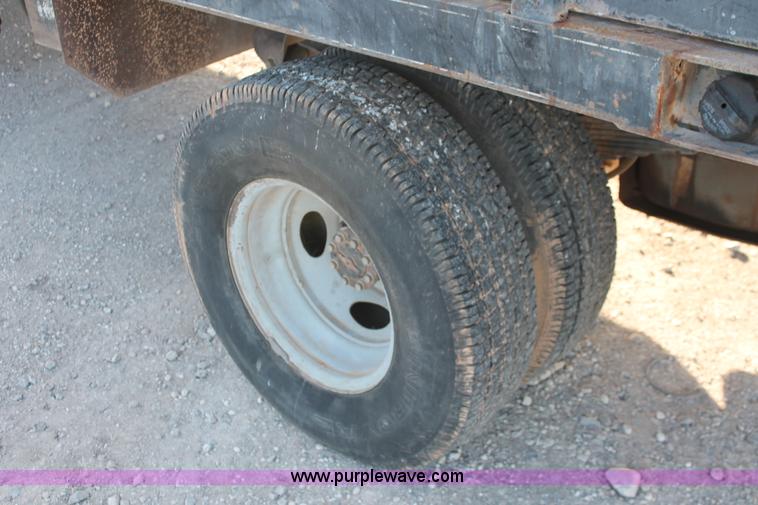 image for item H5972 2001 Ford F350 Super Duty flatbed pickup truck