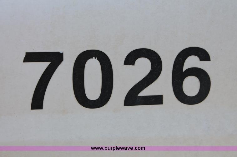 image for item H5972 2001 Ford F350 Super Duty flatbed pickup truck