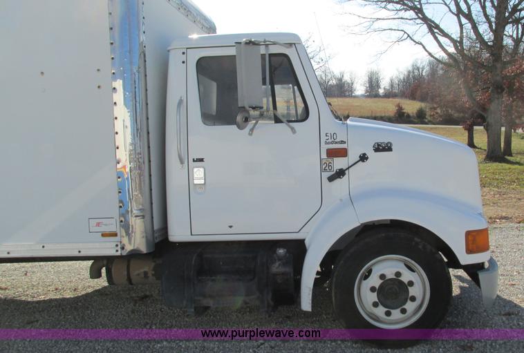 image for item I3142 1995 International 4700LPX box truck