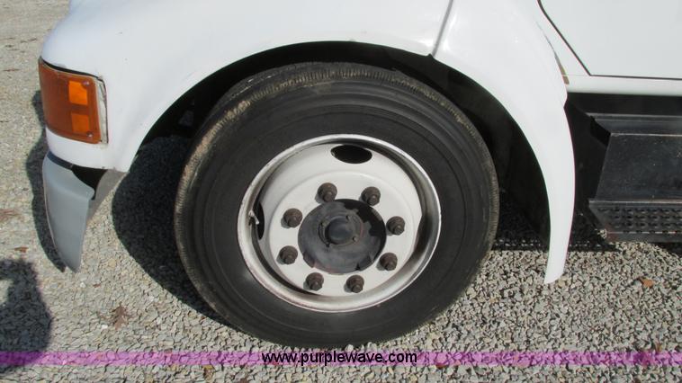 image for item I3142 1995 International 4700LPX box truck