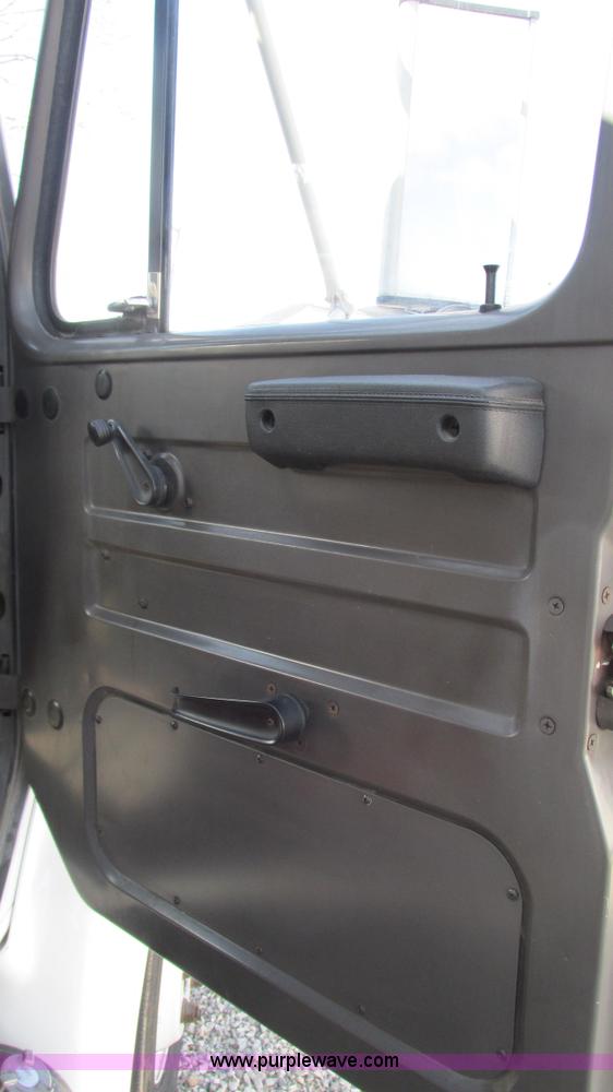 image for item I3142 1995 International 4700LPX box truck