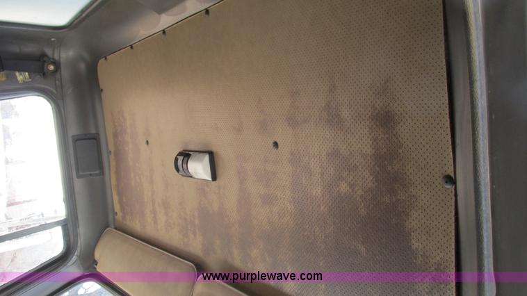 image for item I3142 1995 International 4700LPX box truck