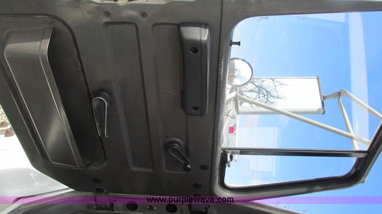 image for item I3142 1995 International 4700LPX box truck