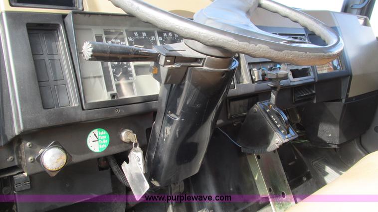 image for item I3142 1995 International 4700LPX box truck