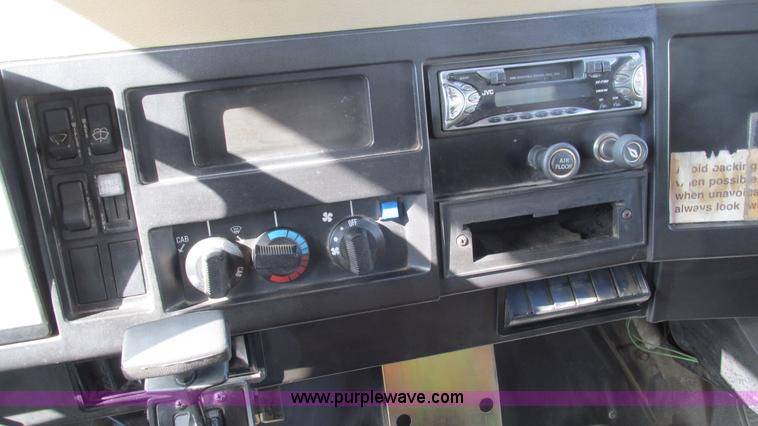 image for item I3142 1995 International 4700LPX box truck