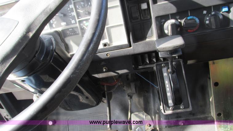 image for item I3142 1995 International 4700LPX box truck