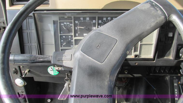 image for item I3142 1995 International 4700LPX box truck