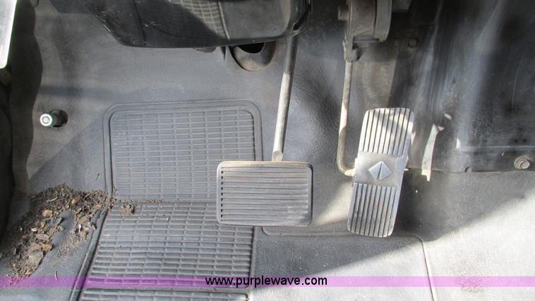 image for item I3142 1995 International 4700LPX box truck