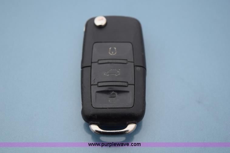 image for item I8579 2007 Volkswagen Eos 2.0T Luxury convertible