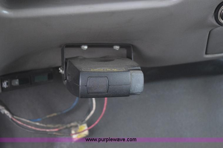 image for item I8591 1999 Ford F550 Super Duty XLT Crew Cab flatbed truck