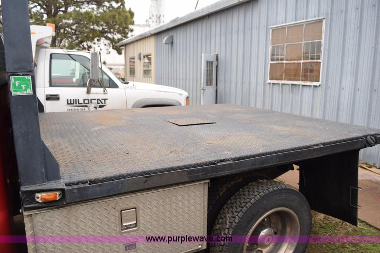 image for item I8591 1999 Ford F550 Super Duty XLT Crew Cab flatbed truck