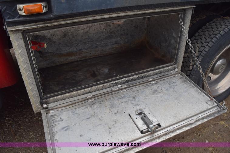 image for item I8591 1999 Ford F550 Super Duty XLT Crew Cab flatbed truck