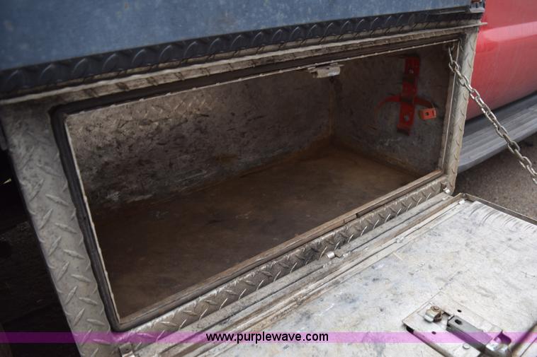 image for item I8591 1999 Ford F550 Super Duty XLT Crew Cab flatbed truck