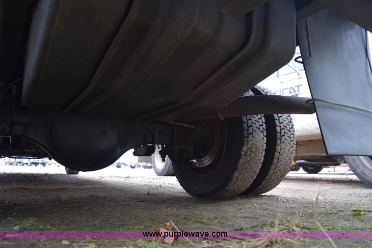 image for item I8591 1999 Ford F550 Super Duty XLT Crew Cab flatbed truck