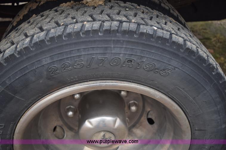 image for item I8591 1999 Ford F550 Super Duty XLT Crew Cab flatbed truck