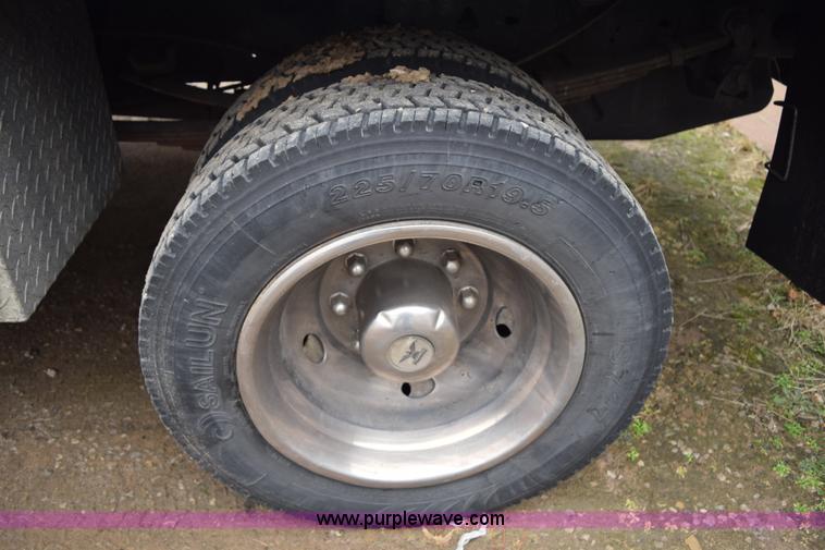 image for item I8591 1999 Ford F550 Super Duty XLT Crew Cab flatbed truck