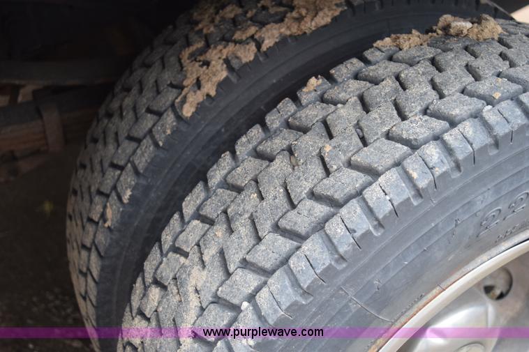 image for item I8591 1999 Ford F550 Super Duty XLT Crew Cab flatbed truck