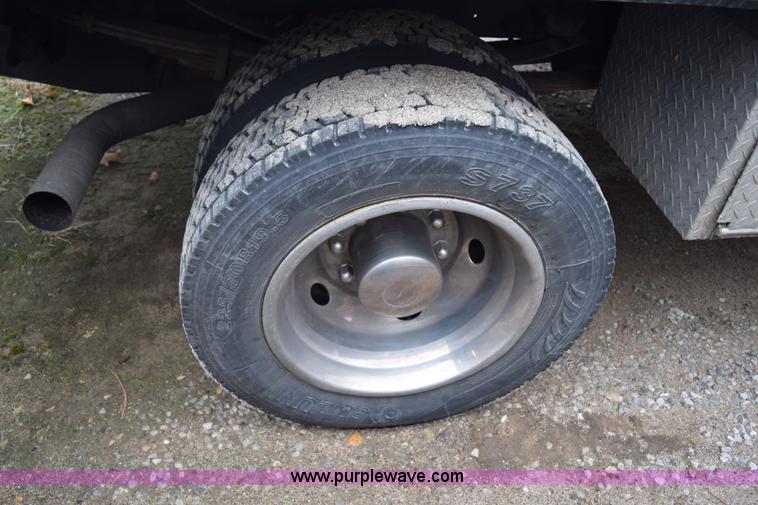 image for item I8591 1999 Ford F550 Super Duty XLT Crew Cab flatbed truck