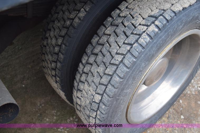 image for item I8591 1999 Ford F550 Super Duty XLT Crew Cab flatbed truck