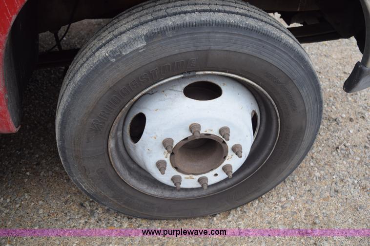 image for item I8591 1999 Ford F550 Super Duty XLT Crew Cab flatbed truck