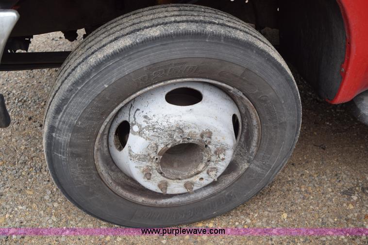 image for item I8591 1999 Ford F550 Super Duty XLT Crew Cab flatbed truck